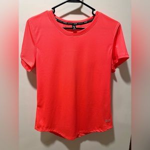 (2/$20) Under Armour CoolSwitch Shirt in Pink
Women's Size Medium